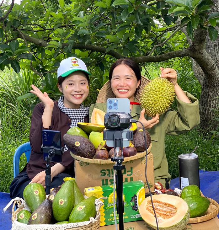 Hana Ban Mê và Chúc Anh thực hiện livestream tại vườn bơ Mã Dưỡng ở Bình Phước, tạo cảm giác "người thật việc thật" để người dùng yên tâm mua trái cây qua sóng Shopee Live Hana Ban Mê và Chúc Anh thực hiện livestream tại vườn bơ Mã Dưỡng ở Bình Phước, tạo cảm giác "người thật việc thật" để người dùng yên tâm mua trái cây qua sóng Shopee Live