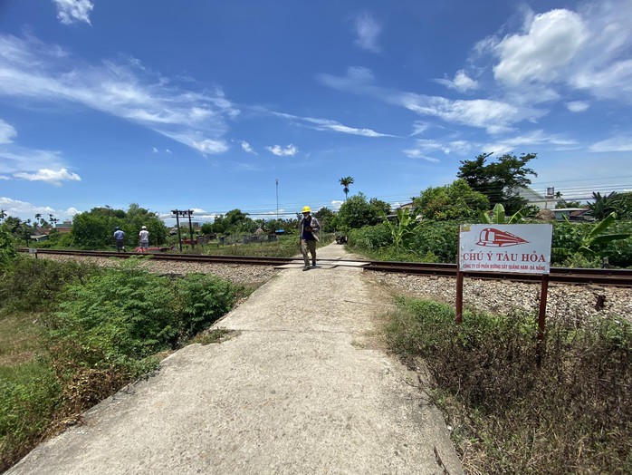 Hiện trường ô tô bị tàu hỏa tông văng 10 m, tài xế kẹt trong cabin - Ảnh 5. Hiện trường ô tô bị tàu hỏa tông văng 10 m, tài xế kẹt trong cabin - Ảnh 5.