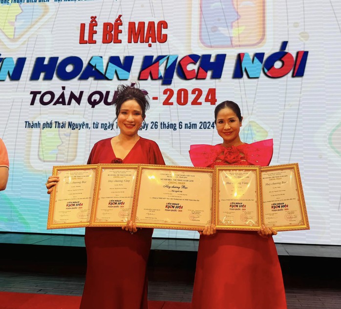 Vở “Hai người mẹ” thắng lớn, NSND Trịnh Kim Chi xúc động chúc mừng Cát Tường, Đào Vân Anh- Ảnh 6. Vở “Hai người mẹ” thắng lớn, NSND Trịnh Kim Chi xúc động chúc mừng Cát Tường, Đào Vân Anh- Ảnh 6.
