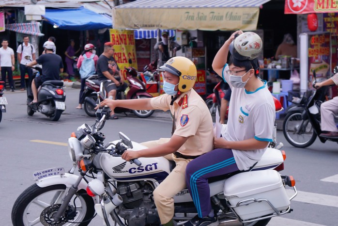 CSGT TP HCM và những việc làm ý nghĩa sáng 27-6- Ảnh 1. CSGT TP HCM và những việc làm ý nghĩa sáng 27-6- Ảnh 1.
