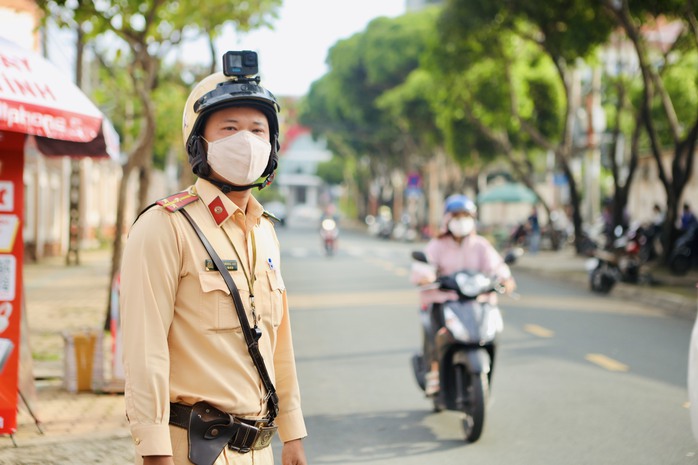 CSGT TP HCM và những việc làm ý nghĩa sáng 27-6- Ảnh 3. CSGT TP HCM và những việc làm ý nghĩa sáng 27-6- Ảnh 3.