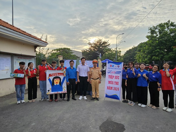 CSGT TP HCM và những việc làm ý nghĩa sáng 27-6- Ảnh 6. CSGT TP HCM và những việc làm ý nghĩa sáng 27-6- Ảnh 6.