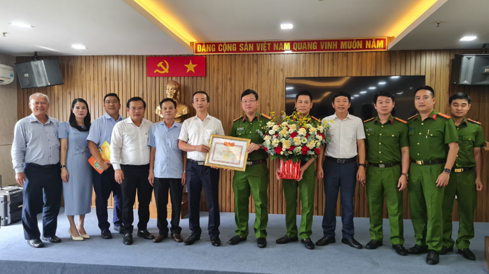 Bộ trưởng Nguyễn Kim Sơn tặng bằng khen cho lực lượng công an Đà Nẵng- Ảnh 1. Bộ trưởng Nguyễn Kim Sơn tặng bằng khen cho lực lượng công an Đà Nẵng- Ảnh 1.