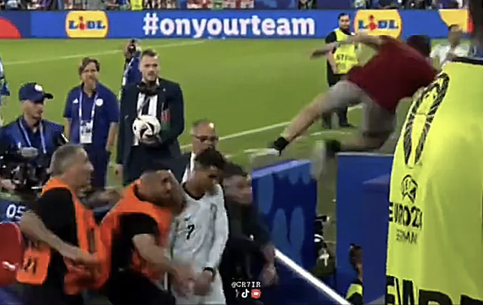 Ronaldo được bảo vệ giải cứu trước fan cuồng Ronaldo được bảo vệ giải cứu trước fan cuồng