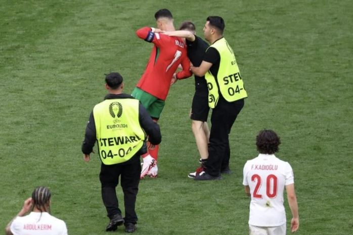 Ronaldo được bảo vệ giải cứu trước fan cuồng Ronaldo được bảo vệ giải cứu trước fan cuồng