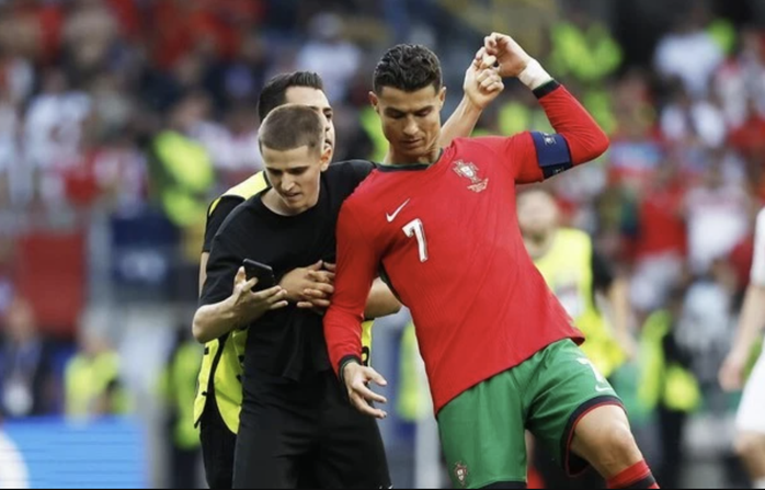 Ronaldo được bảo vệ giải cứu trước fan cuồng Ronaldo được bảo vệ giải cứu trước fan cuồng