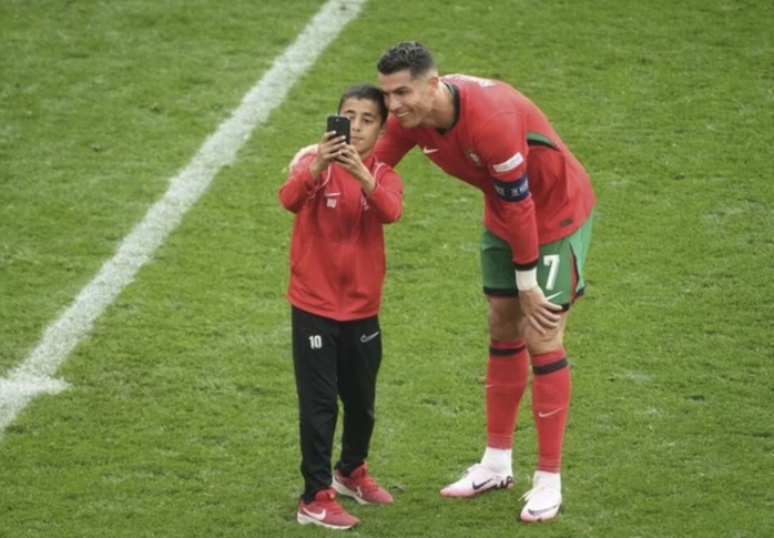 Ronaldo được bảo vệ giải cứu trước fan cuồng Ronaldo được bảo vệ giải cứu trước fan cuồng