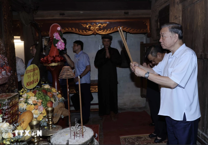 Chủ tịch nước Tô Lâm thăm gia đình 4 thế hệ tại Làng cổ Đường Lâm- Ảnh 6. Chủ tịch nước Tô Lâm thăm gia đình 4 thế hệ tại Làng cổ Đường Lâm- Ảnh 6.