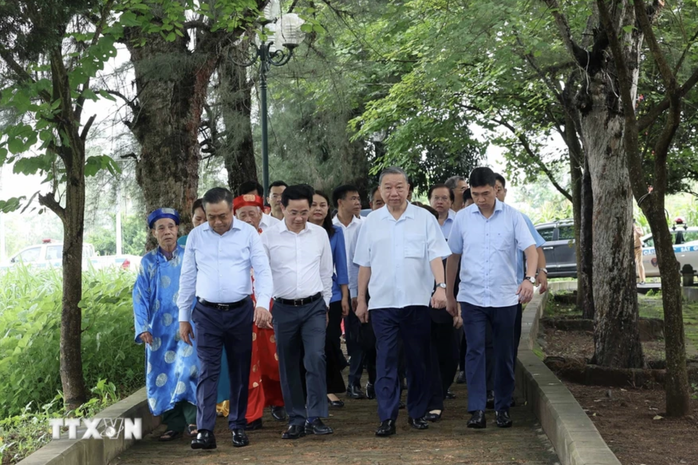 Chủ tịch nước Tô Lâm thăm gia đình 4 thế hệ tại Làng cổ Đường Lâm- Ảnh 8. Chủ tịch nước Tô Lâm thăm gia đình 4 thế hệ tại Làng cổ Đường Lâm- Ảnh 8.