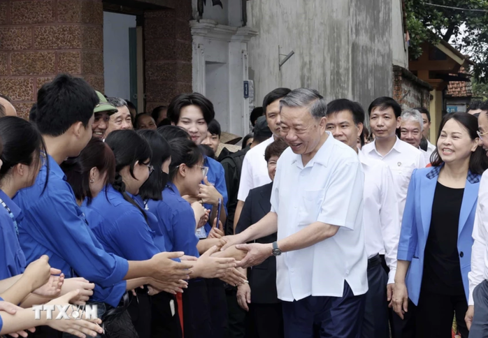 Chủ tịch nước Tô Lâm thăm gia đình 4 thế hệ tại Làng cổ Đường Lâm- Ảnh 10. Chủ tịch nước Tô Lâm thăm gia đình 4 thế hệ tại Làng cổ Đường Lâm- Ảnh 10.
