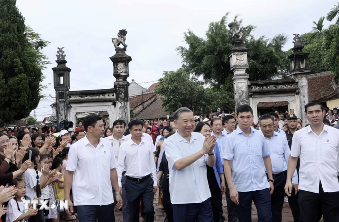 Chủ tịch nước Tô Lâm thăm gia đình 4 thế hệ tại Làng cổ Đường Lâm- Ảnh 11. Chủ tịch nước Tô Lâm thăm gia đình 4 thế hệ tại Làng cổ Đường Lâm- Ảnh 11.