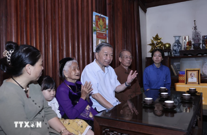 Chủ tịch nước Tô Lâm thăm gia đình 4 thế hệ tại Làng cổ Đường Lâm- Ảnh 12. Chủ tịch nước Tô Lâm thăm gia đình 4 thế hệ tại Làng cổ Đường Lâm- Ảnh 12.