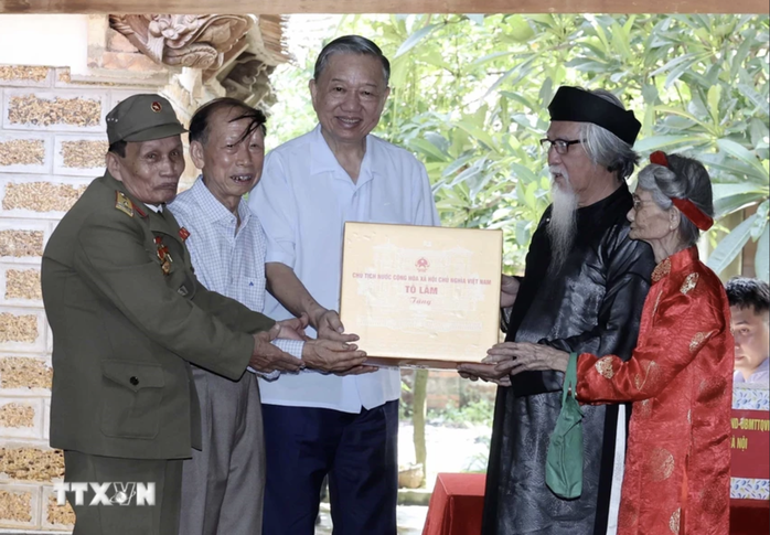 Chủ tịch nước Tô Lâm thăm gia đình 4 thế hệ tại Làng cổ Đường Lâm- Ảnh 15. Chủ tịch nước Tô Lâm thăm gia đình 4 thế hệ tại Làng cổ Đường Lâm- Ảnh 15.