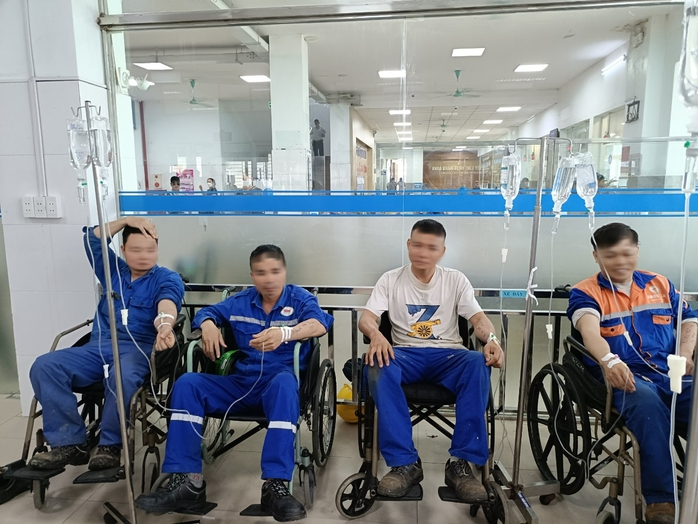 Hơn 60 công nhân nhà máy đóng tàu nhập viện, nghi ngộ độc thực phẩm- Ảnh 2. Hơn 60 công nhân nhà máy đóng tàu nhập viện, nghi ngộ độc thực phẩm- Ảnh 2.