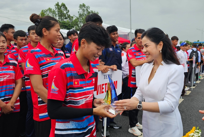 260 VĐV tham gia giải đua thuyền Rowing Vô địch Đông Nam Á 2024- Ảnh 1. 260 VĐV tham gia giải đua thuyền Rowing Vô địch Đông Nam Á 2024- Ảnh 1.