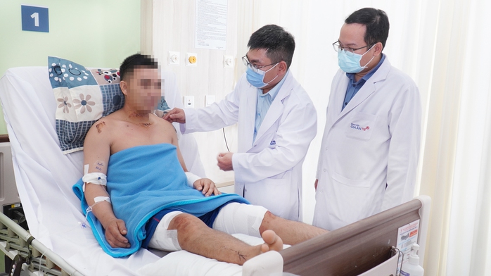 Mổ cùng lúc "3 trong 1" cứu ca tai nạn gãy xương nhiều đoạn- Ảnh 2. Mổ cùng lúc "3 trong 1" cứu ca tai nạn gãy xương nhiều đoạn- Ảnh 2.