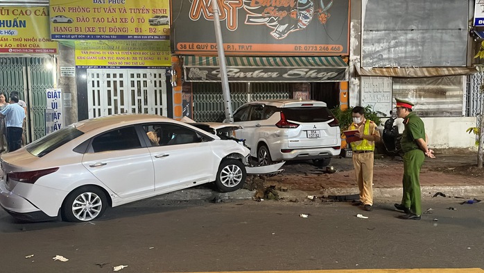 Nữ tài xế lái xe khi say xỉn tông hàng loạt người, không có bằng lái- Ảnh 2. Nữ tài xế lái xe khi say xỉn tông hàng loạt người, không có bằng lái- Ảnh 2.