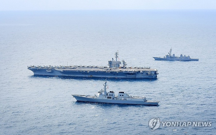 Tàu sân bay USS Theodore Roosevelt của Hải quân Mỹ, tàu khu trục ROKS Seoae Ryu Seong-ryong của Hàn Quốc và tàu khu trục JS Ariake của Nhật Bản tham gia cuộc tập trận ba bên tập trận ở vùng biển quốc tế phía Nam đảo Jeju. Ảnh: Yonhap Tàu sân bay USS Theodore Roosevelt của Hải quân Mỹ, tàu khu trục ROKS Seoae Ryu Seong-ryong của Hàn Quốc và tàu khu trục JS Ariake của Nhật Bản tham gia cuộc tập trận ba bên tập trận ở vùng biển quốc tế phía Nam đảo Jeju. Ảnh: Yonhap
