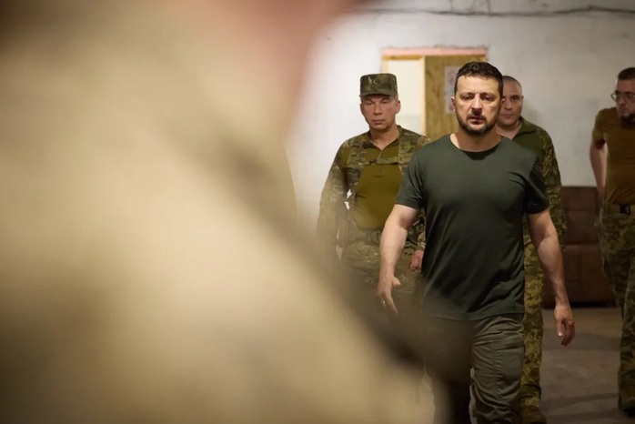 Tổng thống Ukraine Volodymyr Zelensky ngày 26-6 giới thiệu Tư lệnh Lực lượng tác chiến hỗn hợp mới với quân đội ở tiền tuyến phía Đông Donetsk. Ảnh: Văn phòng Tổng thống Ukraine Tổng thống Ukraine Volodymyr Zelensky ngày 26-6 giới thiệu Tư lệnh Lực lượng tác chiến hỗn hợp mới với quân đội ở tiền tuyến phía Đông Donetsk. Ảnh: Văn phòng Tổng thống Ukraine