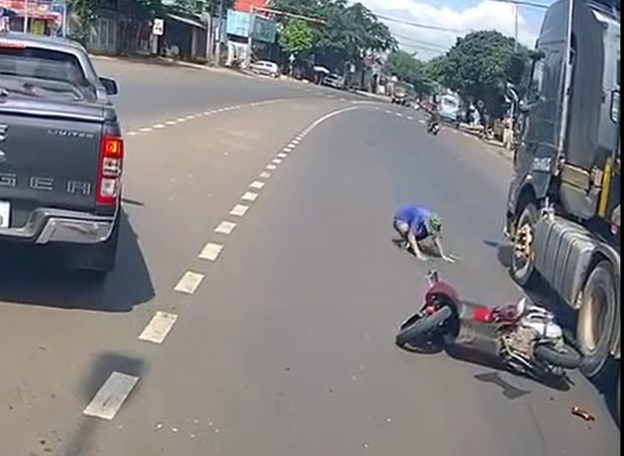 CLIP: Tài xế vái lạy nạn nhân dưới gầm xe đầu kéo- Ảnh 1. CLIP: Tài xế vái lạy nạn nhân dưới gầm xe đầu kéo- Ảnh 1.