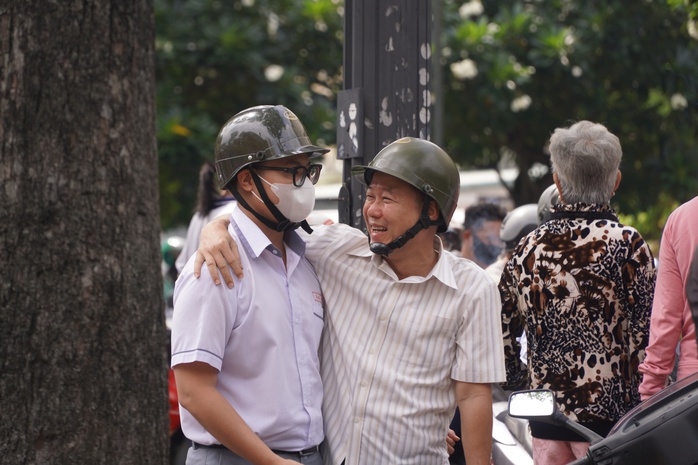 "Vừa đọc đề ngữ văn xong là thấy khỏe trong người"- Ảnh 4. "Vừa đọc đề ngữ văn xong là thấy khỏe trong người"- Ảnh 4.