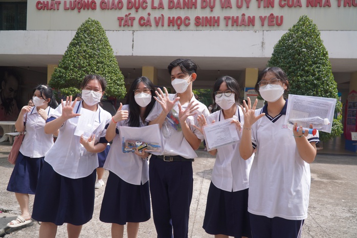"Vừa đọc đề ngữ văn xong là thấy khỏe trong người"- Ảnh 2. "Vừa đọc đề ngữ văn xong là thấy khỏe trong người"- Ảnh 2.