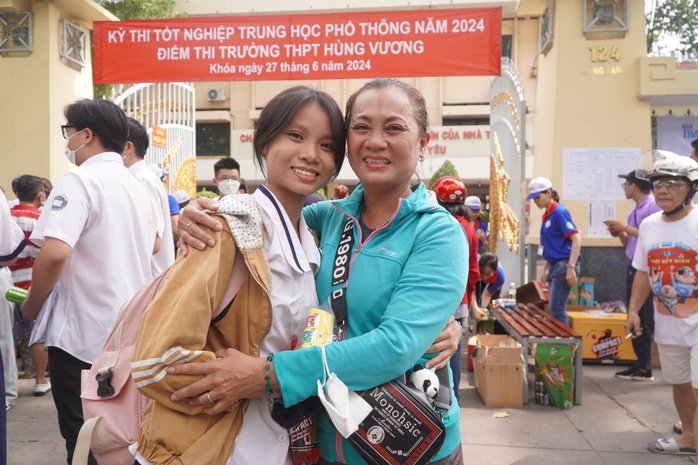 "Vừa đọc đề ngữ văn xong là thấy khỏe trong người"- Ảnh 5. "Vừa đọc đề ngữ văn xong là thấy khỏe trong người"- Ảnh 5.