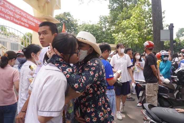 "Vừa đọc đề ngữ văn xong là thấy khỏe trong người"- Ảnh 6. "Vừa đọc đề ngữ văn xong là thấy khỏe trong người"- Ảnh 6.
