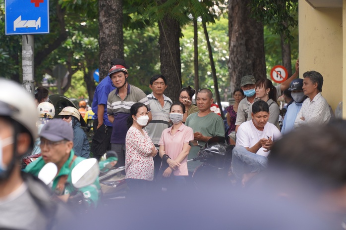 "Vừa đọc đề ngữ văn xong là thấy khỏe trong người"- Ảnh 1. "Vừa đọc đề ngữ văn xong là thấy khỏe trong người"- Ảnh 1.