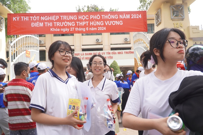 "Vừa đọc đề ngữ văn xong là thấy khỏe trong người"- Ảnh 3. "Vừa đọc đề ngữ văn xong là thấy khỏe trong người"- Ảnh 3.