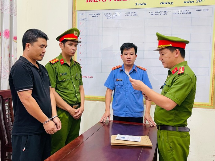 Tài xế khiến 3 người tử vong khai “thấy xi nhan nhưng chịu thua”- Ảnh 1. Tài xế khiến 3 người tử vong khai “thấy xi nhan nhưng chịu thua”- Ảnh 1.