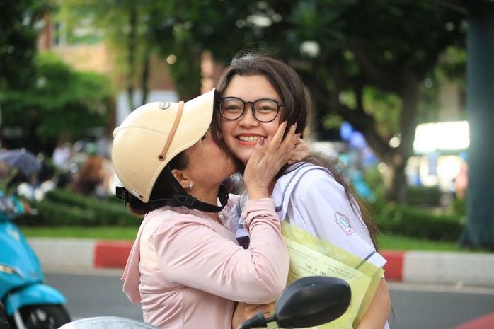 Hình ảnh “đốn tim” trước cổng trường ở TP HCM- Ảnh 1. Hình ảnh “đốn tim” trước cổng trường ở TP HCM- Ảnh 1.