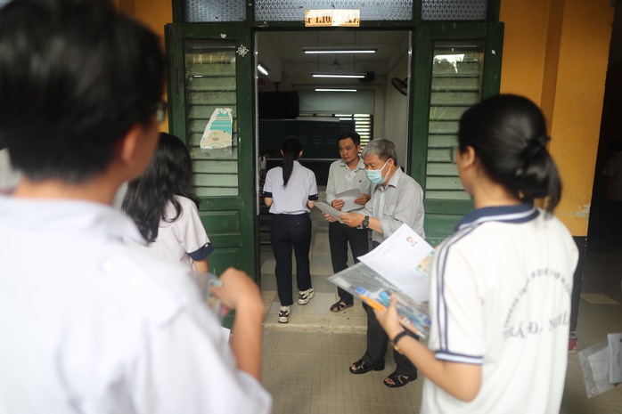 Hình ảnh “đốn tim” trước cổng trường ở TP HCM- Ảnh 4. Hình ảnh “đốn tim” trước cổng trường ở TP HCM- Ảnh 4.