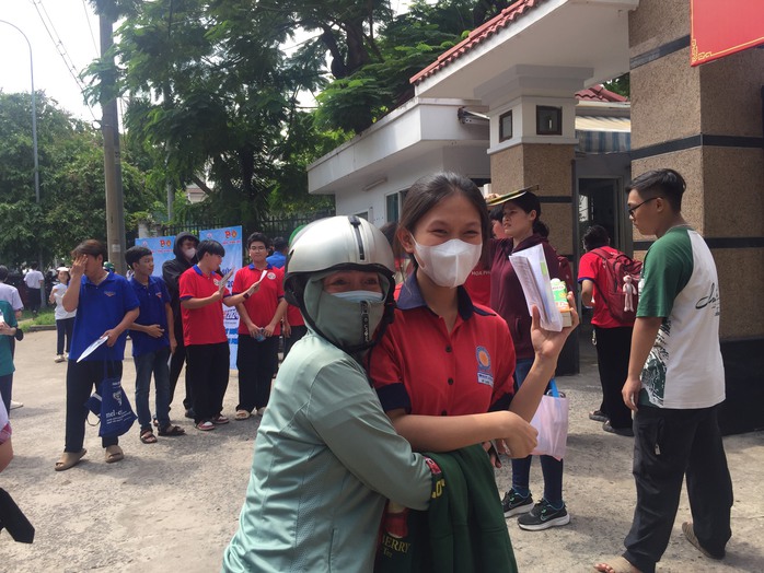 "Vừa đọc đề ngữ văn xong là thấy khỏe trong người"- Ảnh 7. "Vừa đọc đề ngữ văn xong là thấy khỏe trong người"- Ảnh 7.
