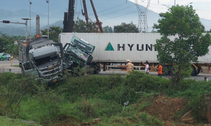 Tai nạn nghiêm trọng ở Đà Nẵng, xe đầu kéo lao vào xe tải
- Ảnh 1. Tai nạn nghiêm trọng ở Đà Nẵng, xe đầu kéo lao vào xe tải
- Ảnh 1.