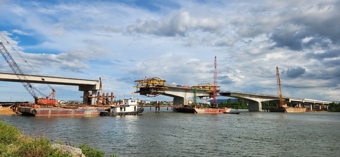 Bí ẩn nhiều hang karst xuất hiện dưới lòng sông Gianh ở Quảng Bình- Ảnh 1. Bí ẩn nhiều hang karst xuất hiện dưới lòng sông Gianh ở Quảng Bình- Ảnh 1.