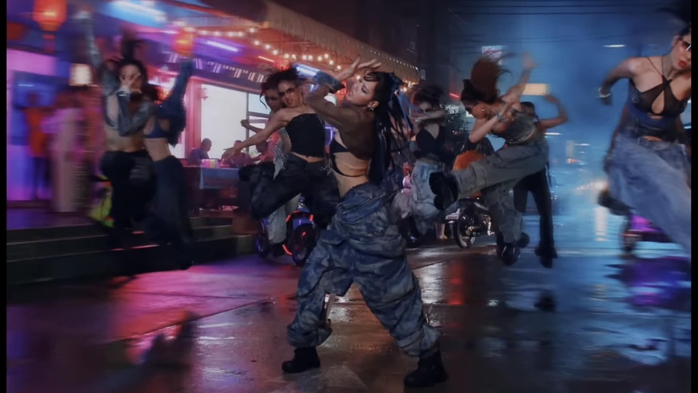 Lisa của Blackpink khoe dáng Lisa của Blackpink khoe dáng
