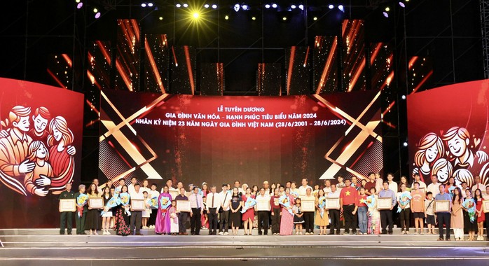 Mỗi gia đình đã góp phần tạo nên vườn hoa thơm trong thành phố mang tên Bác Ảnh: HOÀNG TRIỀU Mỗi gia đình đã góp phần tạo nên vườn hoa thơm trong thành phố mang tên Bác Ảnh: HOÀNG TRIỀU