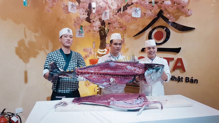 Anh Nguyễn Bá Phước (bìa phải) đã thành công với ẩm thực truyền thống Nhật Bản sau 10 năm Anh Nguyễn Bá Phước (bìa phải) đã thành công với ẩm thực truyền thống Nhật Bản sau 10 năm