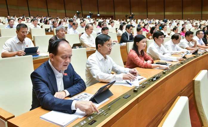 Đại biểu Quốc hội bấm nút thông qua Luật Thủ đô (sửa đổi) Ảnh: LÂM HIỂN Đại biểu Quốc hội bấm nút thông qua Luật Thủ đô (sửa đổi) Ảnh: LÂM HIỂN