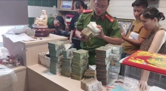 NÓNG: Người đại diện pháp luật 116 công ty đã bị Công an TP HCM tạm giam- Ảnh 2. NÓNG: Người đại diện pháp luật 116 công ty đã bị Công an TP HCM tạm giam- Ảnh 2.