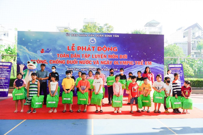 Quận Bình Tân phổ cập bơi và phòng chống đuối nước với Giải bơi thiêu nhi "Chú ếch xanh"- Ảnh 1. Quận Bình Tân phổ cập bơi và phòng chống đuối nước với Giải bơi thiêu nhi "Chú ếch xanh"- Ảnh 1.