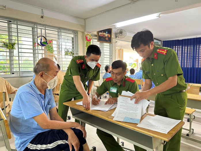 Công an TP HCM công bố đường dây nóng hỗ trợ về căn cước công dân- Ảnh 1. Công an TP HCM công bố đường dây nóng hỗ trợ về căn cước công dân- Ảnh 1.