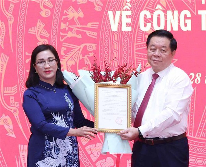Trưởng Ban Tuyên giáo Trung ương Nguyễn Trọng Nghĩa trao quyết định bổ nhiệm chức vụ Phó trưởng Ban Tuyên giáo Trung ương cho bà Đinh Thị Mai Ảnh: TTXVN Trưởng Ban Tuyên giáo Trung ương Nguyễn Trọng Nghĩa trao quyết định bổ nhiệm chức vụ Phó trưởng Ban Tuyên giáo Trung ương cho bà Đinh Thị Mai Ảnh: TTXVN