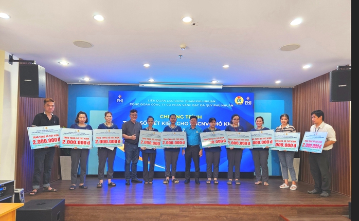 Một Công đoàn cơ sở tặng 95 sổ tiết kiệm cho người lao động khó khăn- Ảnh 3.