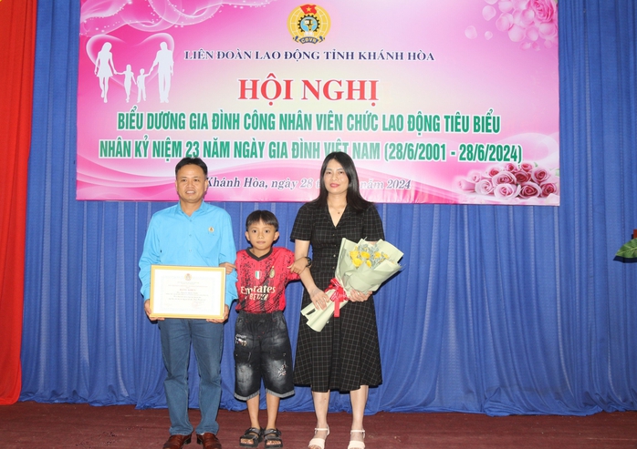 Khánh Hoà: Tôn vinh 22 gia đình tiêu biểu hạnh phúc- Ảnh 4.