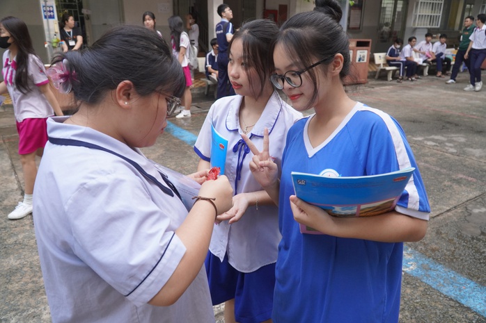 Hơn 1 triệu thí sinh cả nước bước vào môn thi tổ hợp- Ảnh 1. Hơn 1 triệu thí sinh cả nước bước vào môn thi tổ hợp- Ảnh 1.