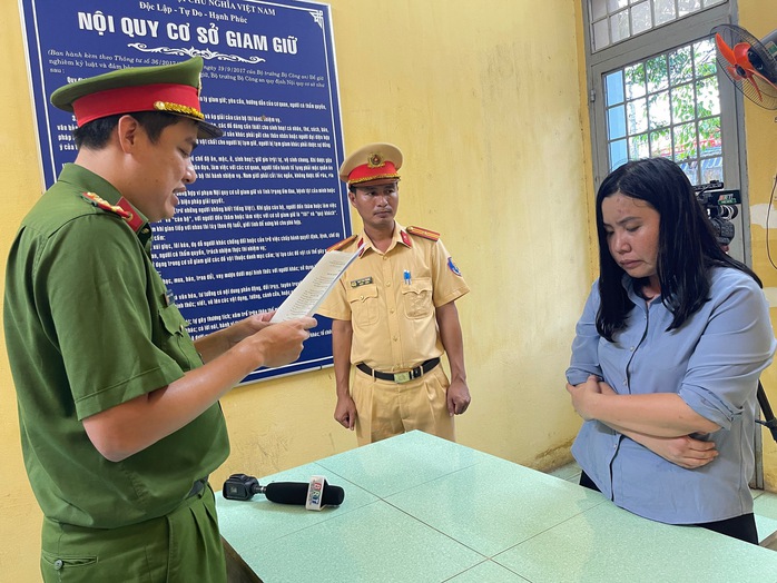 Nữ tài xế lái xe khi say xỉn tông hàng loạt người, không có bằng lái- Ảnh 1. Nữ tài xế lái xe khi say xỉn tông hàng loạt người, không có bằng lái- Ảnh 1.