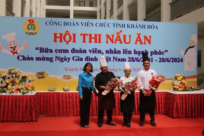 Bữa cơm đoàn viên, nhân lên hạnh phúc- Ảnh 2. Bữa cơm đoàn viên, nhân lên hạnh phúc- Ảnh 2.