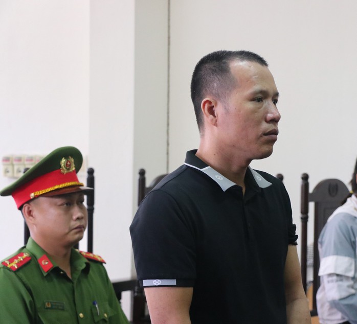 Dùng lựu đạn giả, bịt mặt xông vào cướp ngân hàng- Ảnh 1. Dùng lựu đạn giả, bịt mặt xông vào cướp ngân hàng- Ảnh 1.